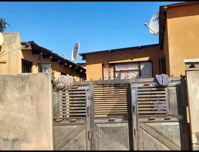 8 BEDROOM HOUSE FOR SALE IN TEMBISA EXT 11
